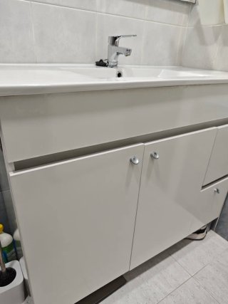 Mueble de baño blanco.