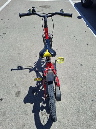 Bicicleta infantil roja
