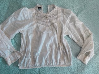 Blusa blanca con encaje