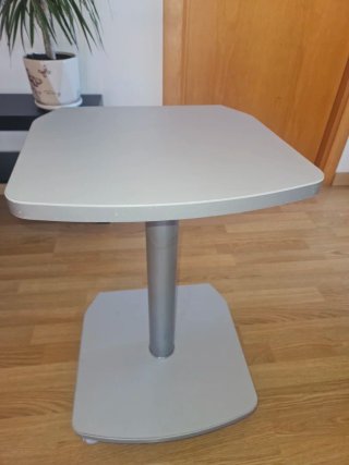 Mesa auxiliar/TV plateada