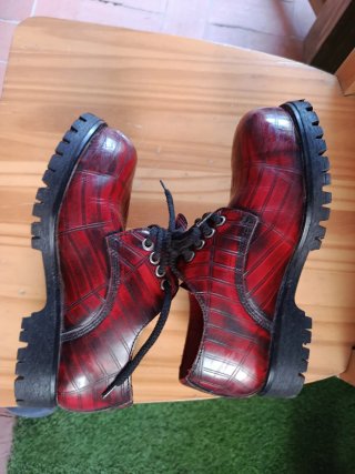 Zapatos de piel y bola de acero. 37.