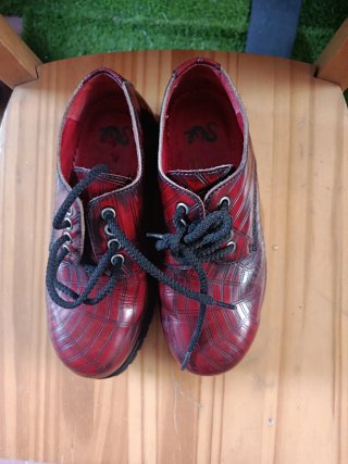 Zapatos de piel y bola de acero. 37.