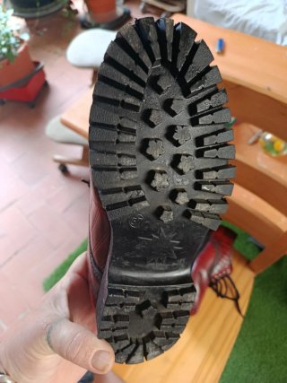 Zapatos de piel y bola de acero. 37.