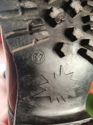 Zapatos de piel y bola de acero. 37.