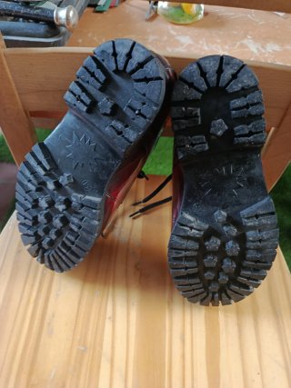 Zapatos de piel y bola de acero. 37.