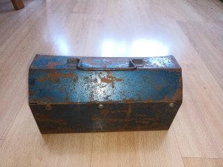 Caja de herramientas antigua azul