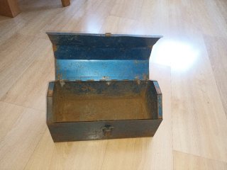 Caja de herramientas antigua azul