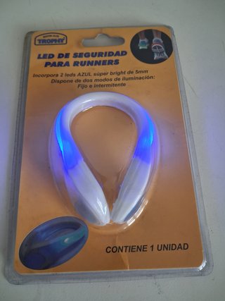 Espinilleras Kipsta y Luz LED Runners