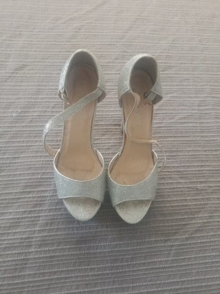 Zapatos de tacón plateados fiesta