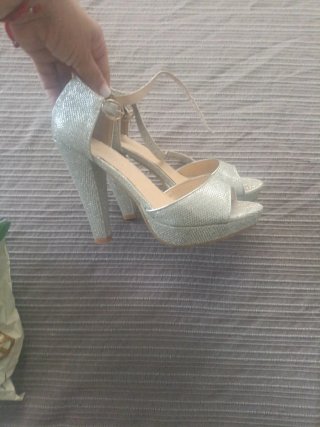 Zapatos de tacón plateados fiesta