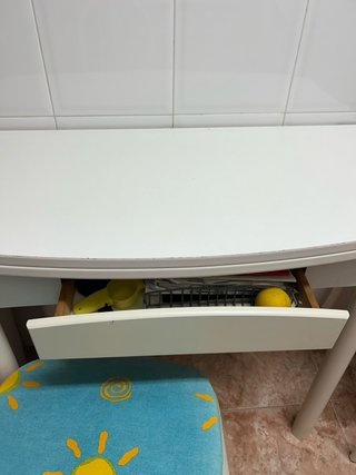 Mesa auxiliar cocina con dos sillas *URGE VENTA*