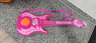 Guitarra rosa de juguete con correa