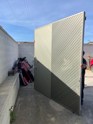 Portón de aluminio de 203 de ancho por 238 de alto