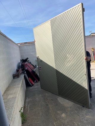 Portón de aluminio de 203 de ancho por 238 de alto