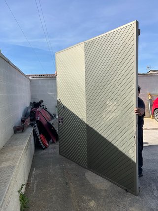 Portón de aluminio de 203 de ancho por 238 de alto