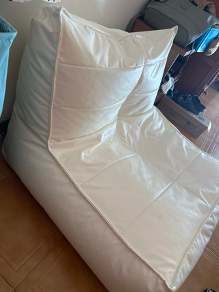 Sillón ligero blanco.