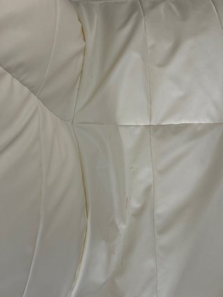 Sillón ligero blanco.