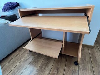Escritorio madera con ruedas y bandejas