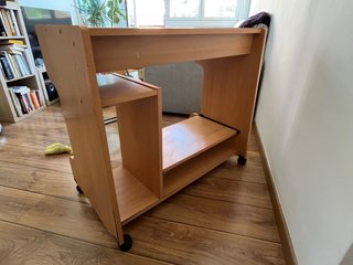 Escritorio madera con ruedas y bandejas