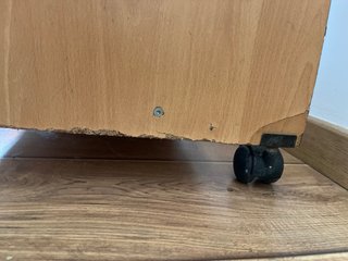 Escritorio madera con ruedas y bandejas