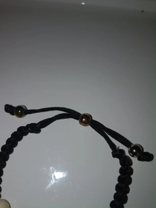 Pulsera ajustable de macramé con cuentas de colore