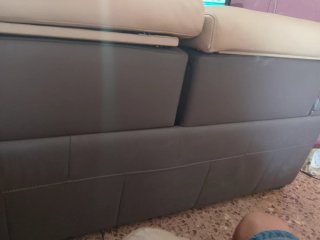 Sofá de cuero beige y marrón