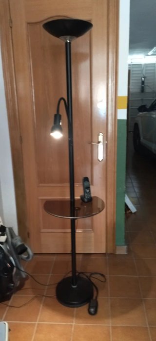 Lámpara de pie con estante de cristal