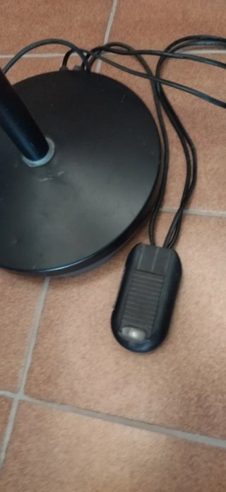 Lámpara de pie con estante de cristal