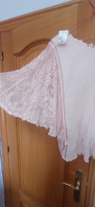 Blusa rosa con encaje