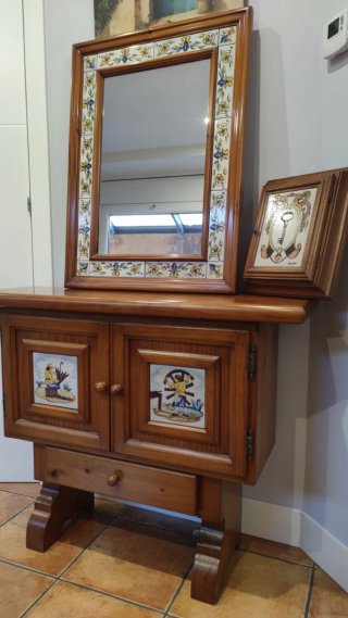 Mueble rústico madera con espejo y llavero
