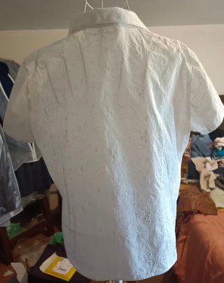 Blusa blanca bordada manga corta