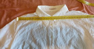 Blusa blanca bordada manga corta