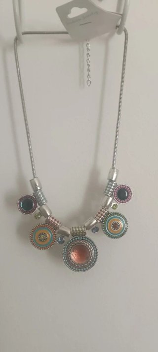 Collar corto multicolor y plateado
