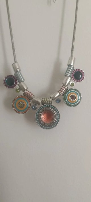 Collar corto multicolor y plateado