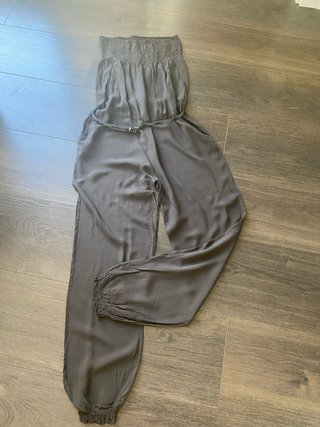 Mono sin mangas gris con cinturón