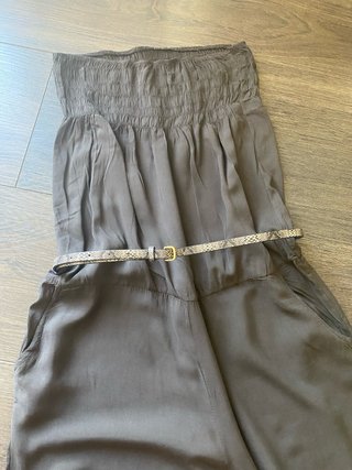 Mono sin mangas gris con cinturón
