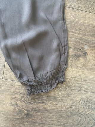 Mono sin mangas gris con cinturón