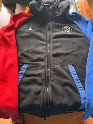 Sudadera Jordan Negra con detalles rojos