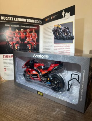 Ducati GP25 Campeón Mundo 1/12 Marc Márquez