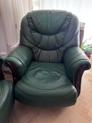 Sofá y 2 sillones de piel verde