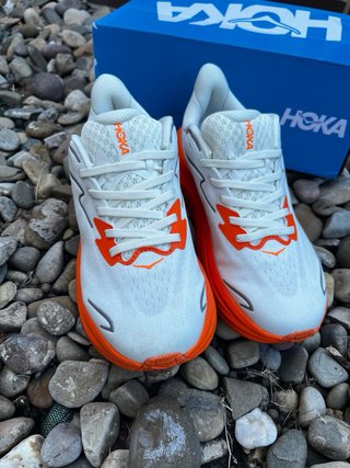 Zapatillas Hoka Blancas y Naranjas