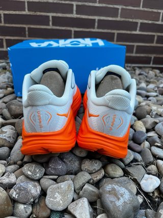 Zapatillas Hoka Blancas y Naranjas