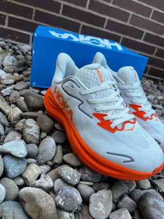 Zapatillas Hoka Blancas y Naranjas