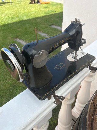 Máquina de coser Alfa antigua