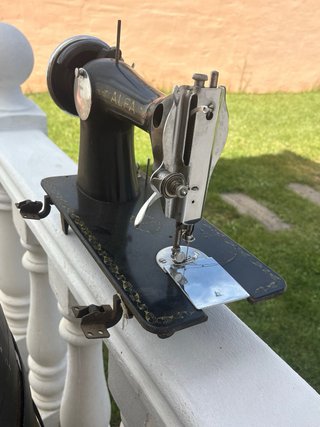 Máquina de coser Alfa antigua