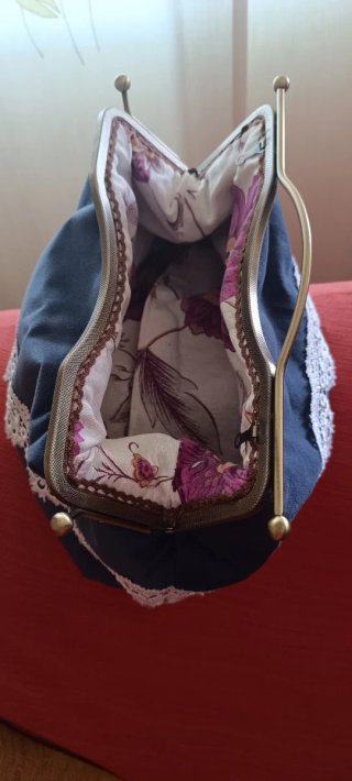 Bolso de mano artesanal azul con encaje