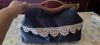 Bolso de mano artesanal azul con encaje