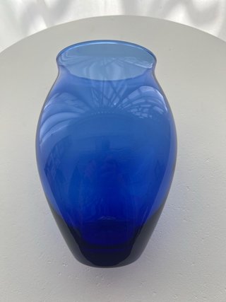 Elegante vaso in vetro blu