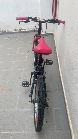 Bicicleta niña Btwin rosa y negra