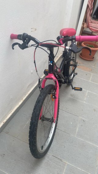 Bicicleta niña Btwin rosa y negra